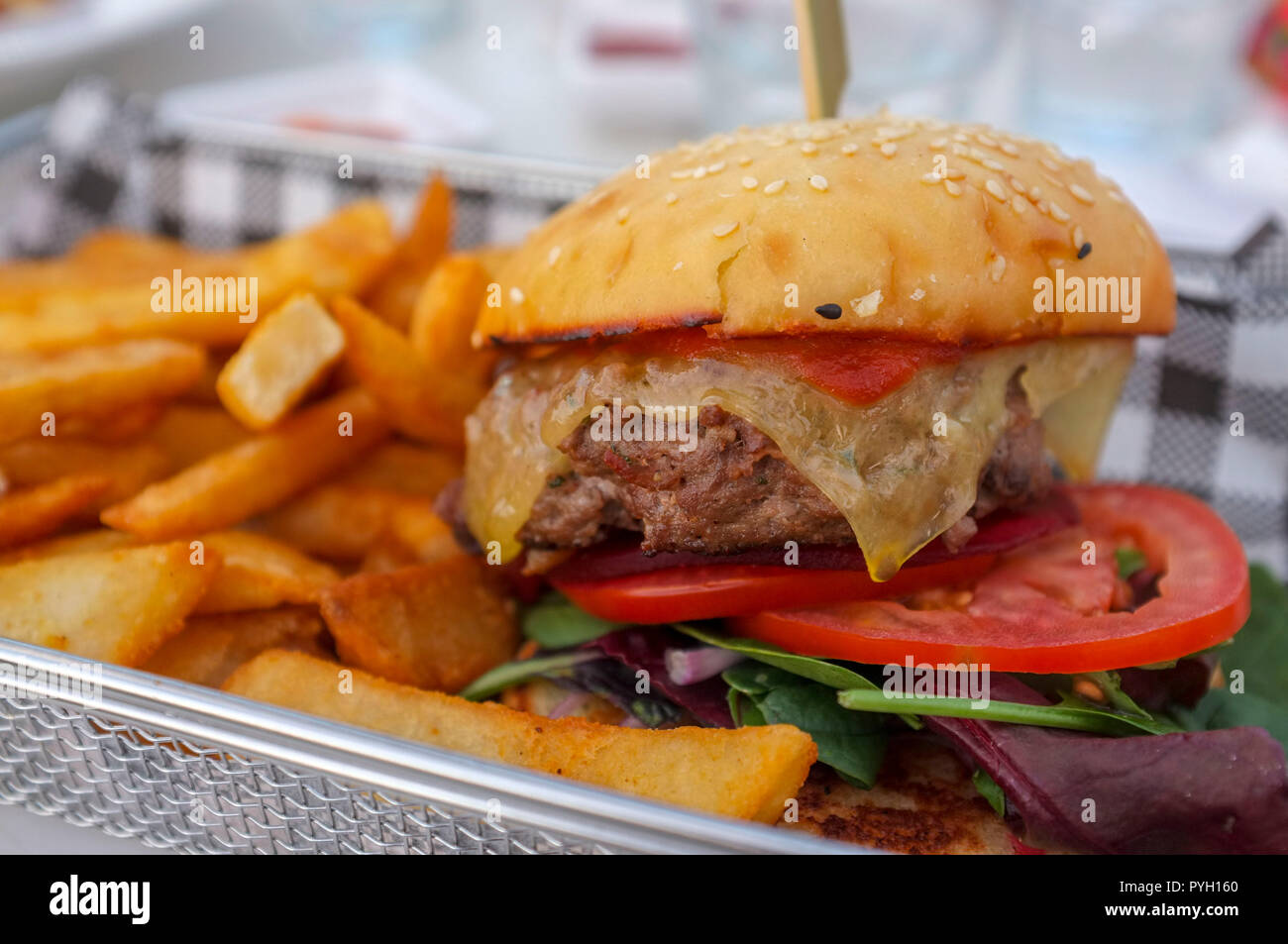 Hamburger mit Pommes Frites. Stockfoto