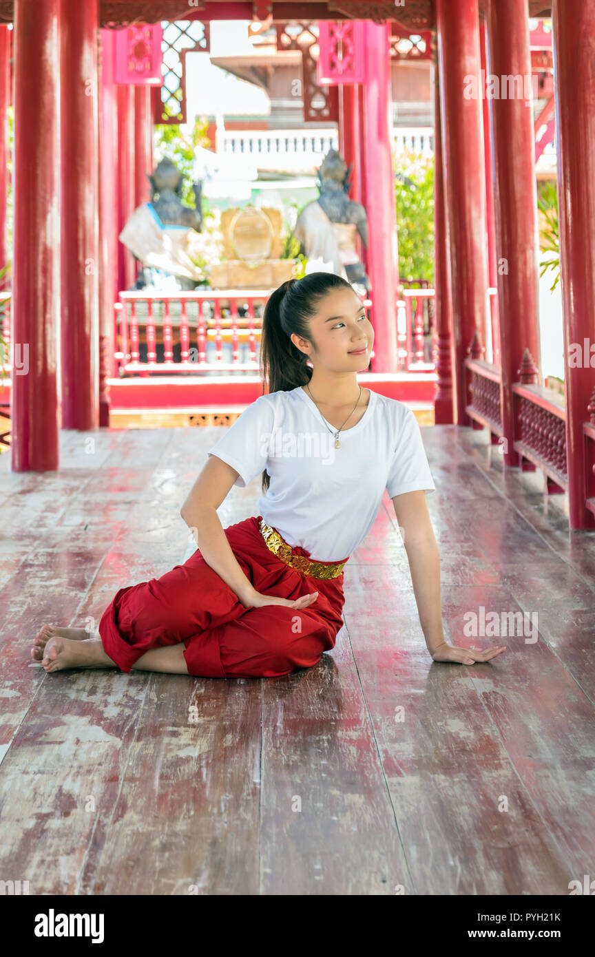 Schöne junge Mädchen Thai Tanz Kunst, Pantomime leistungen Aktion von Thailand, Khon ist die dramatische Kunst Form von Thailand, Wat Phra Khao Tempel Stockfoto