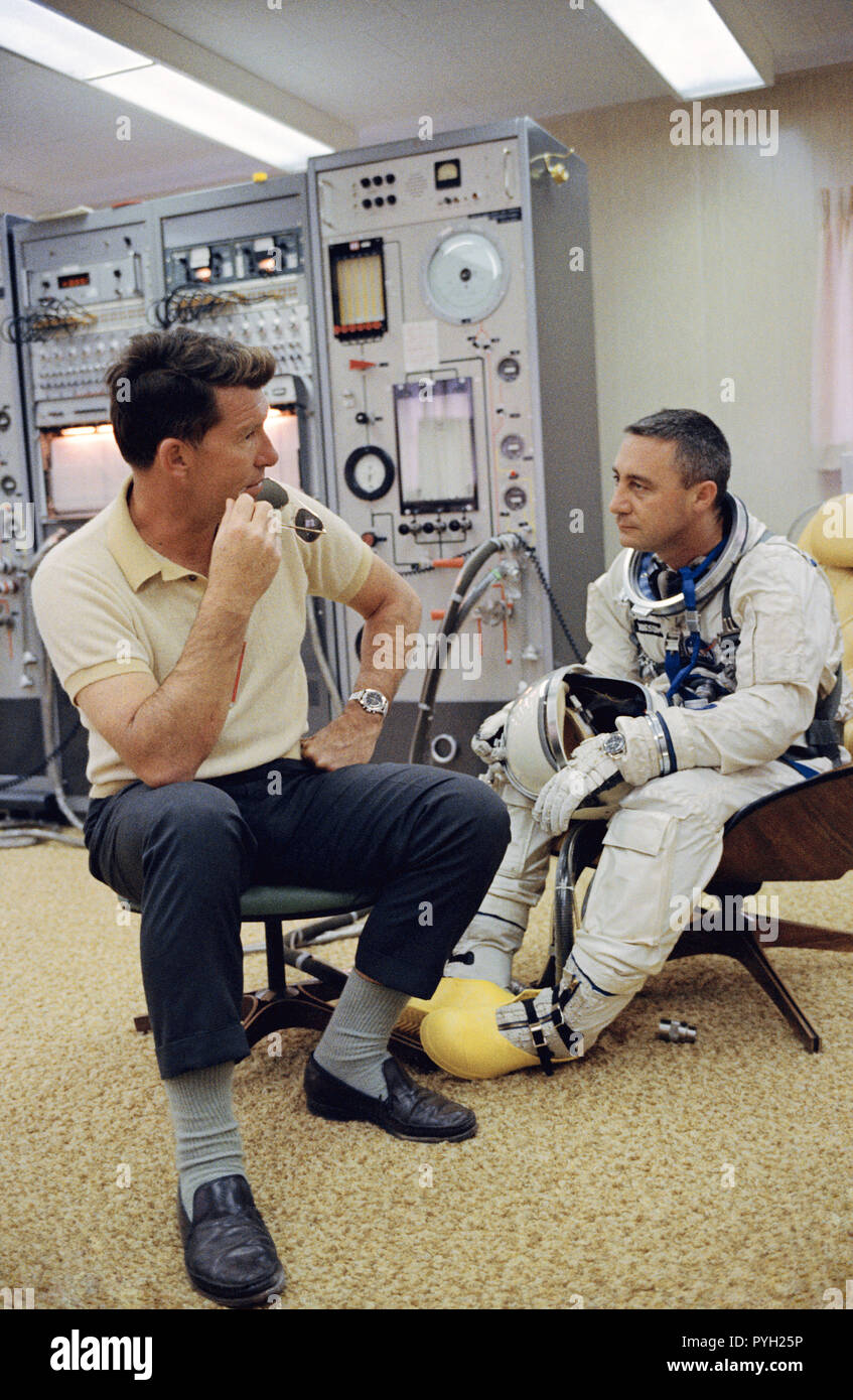 (23 März 1965) - - - Astronaut Virgil I. Grissom (rechts), den Befehl Pilot des Gemini-Titan 3 3-Orbit Mission, ist mit Astronaut Walter M. Schirra jr. Im Ready-Zimmer im Pad 16 dargestellt. Stockfoto