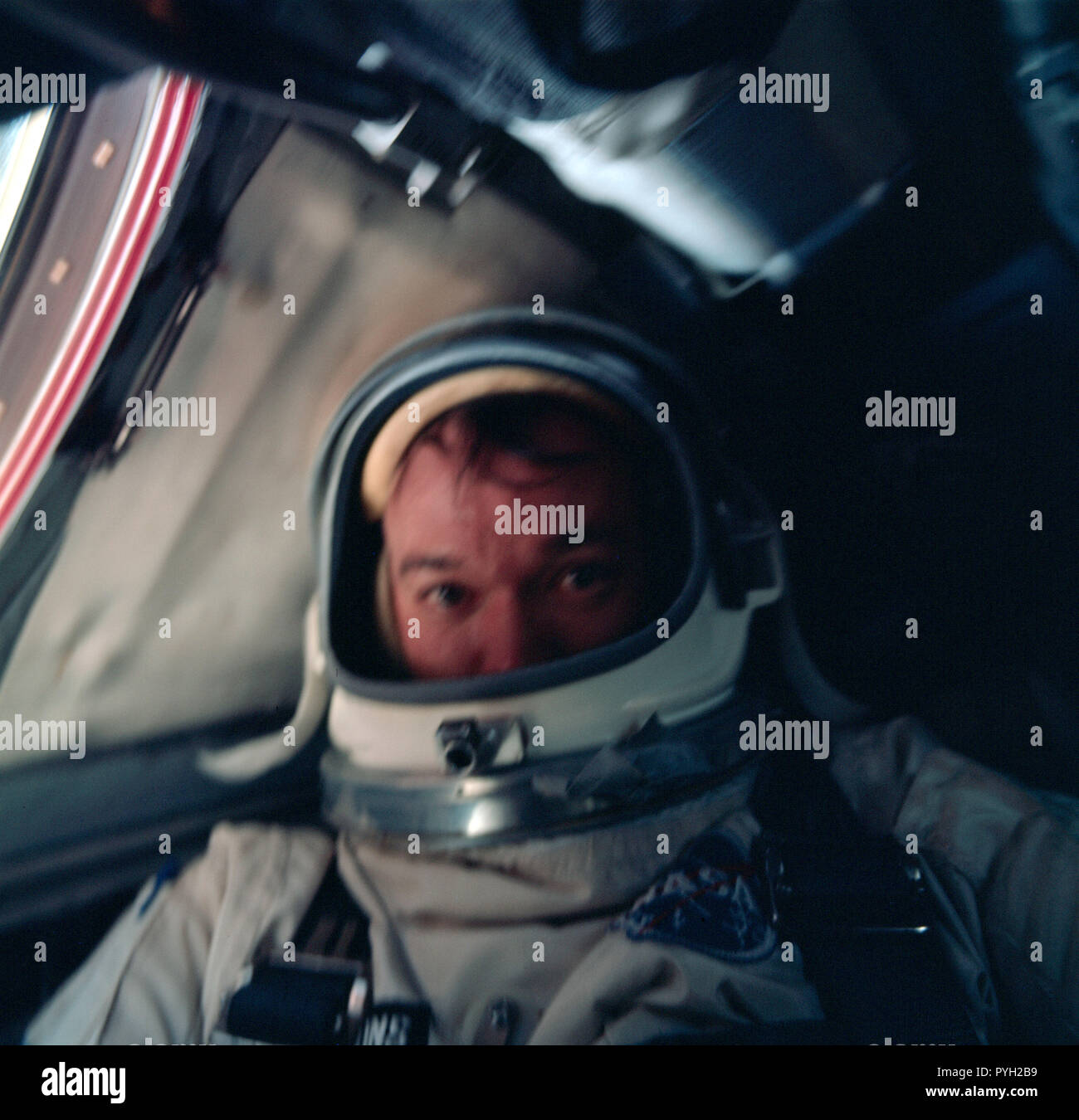 (18 Juli 1966) - - - Astronaut Michael Collins innerhalb der Sonde während der Gemini-10-Mission aufgenommen wird. Stockfoto (18 Juli 1966) - - - Astronaut Michael Collins innerhalb der Sonde während der Gemini-10-Mission aufgenommen wird. Stockfoto