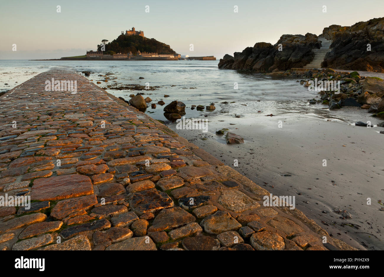 Stein Causeway, die zu St. Michael's Mount Insel Stockfoto