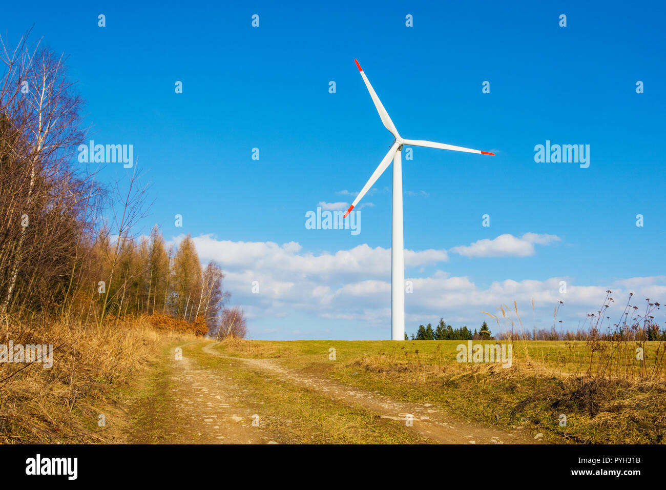 Windkraftanlagen in der Tschechischen Republik als eine Quelle von grüner Energie. Turbine grüne Energie Strom Technik Konzept. Erneuerbare Windenergie. Stromversorgung Stockfoto