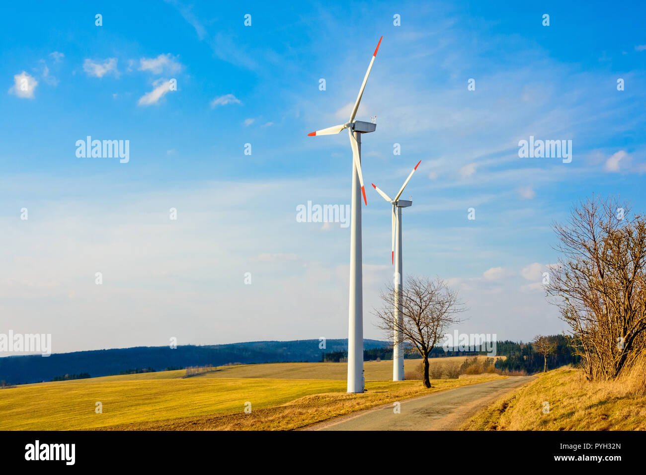 Windkraftanlagen in der Tschechischen Republik als eine Quelle von grüner Energie. Turbine grüne Energie Strom Technik Konzept. Erneuerbare Windenergie. Stromversorgung Stockfoto