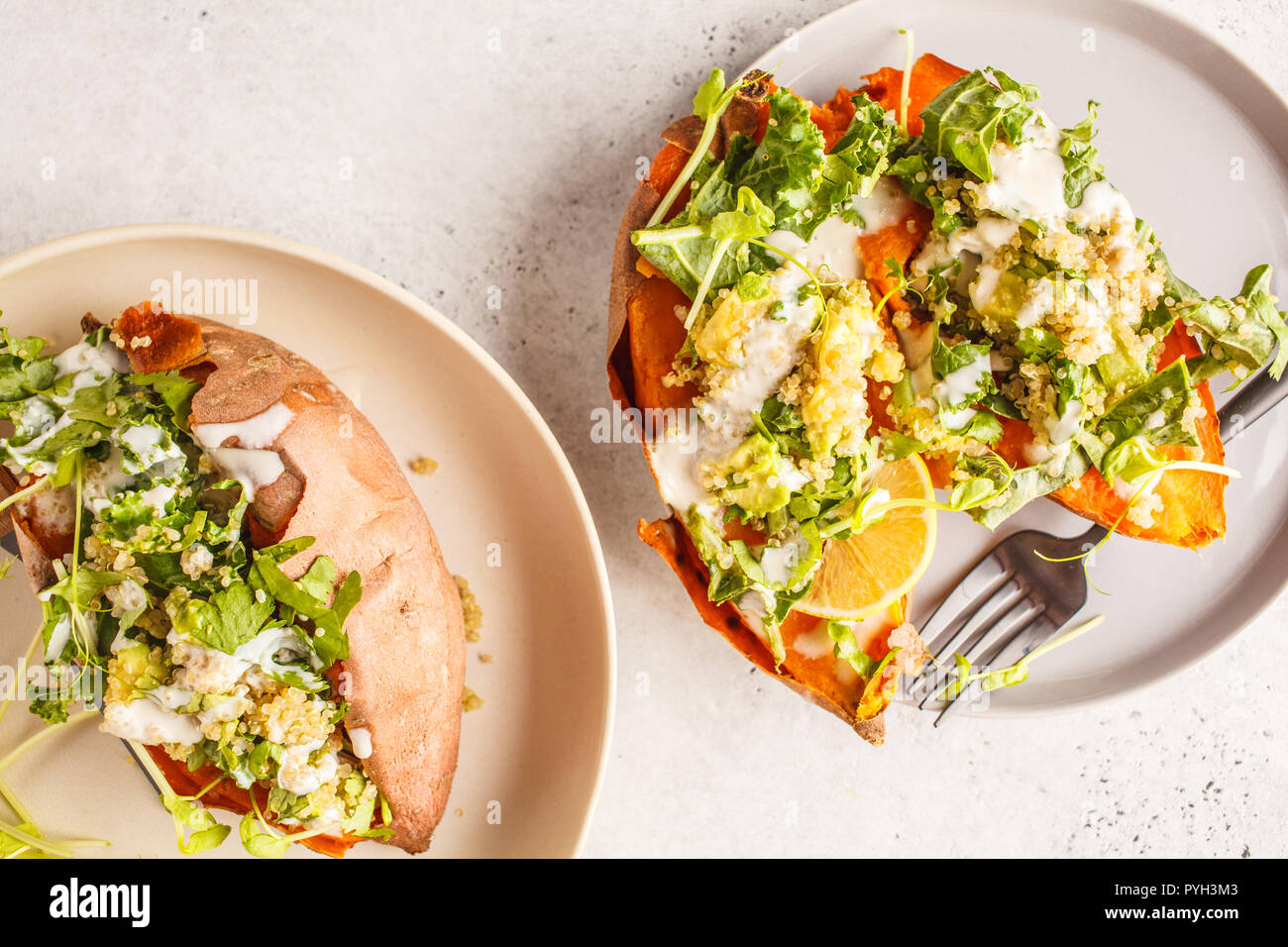 Quinoa gefüllte Süßkartoffeln mit Grünkohl und Avocado. Stockfoto