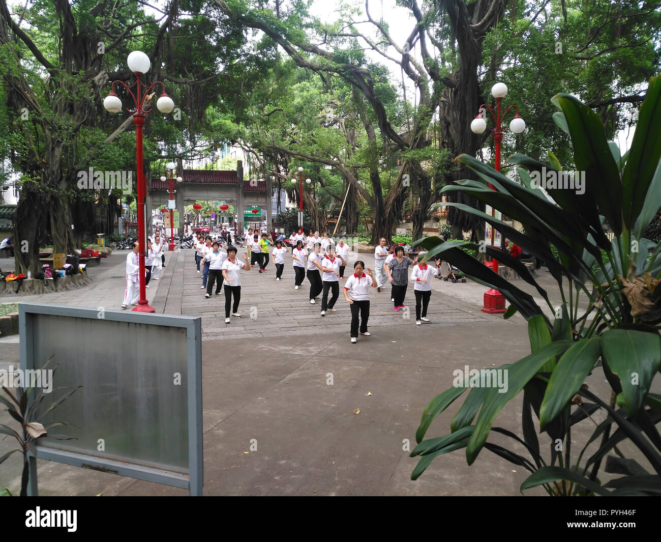 ZHONGSHAN GUANGDONG CHINA - Oktober 23, 2018: die Chinesen tun Tai Ji in einem Park am Morgen Stockfoto