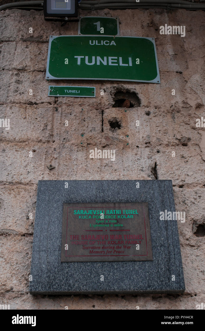 Das Zeichen des Sarajevo Tunnel, unterirdische Tunnel 1993 unter dem Haus der Kolar Familie gebaut während der Belagerung von Sarajevo und der Bosnischen Krieg Stockfoto