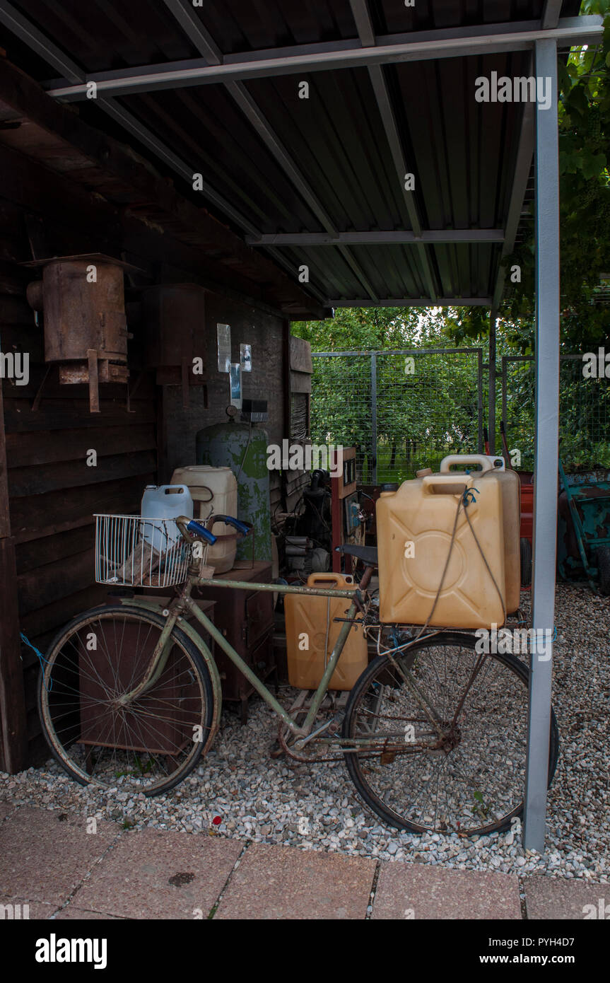 Der Innenhof von Sarajevo Tunnel Museum im Haus des Kolar Familie in dem unterirdischen Tunnel in 1993 während der Belagerung erbaut ausgeblendet Stockfoto