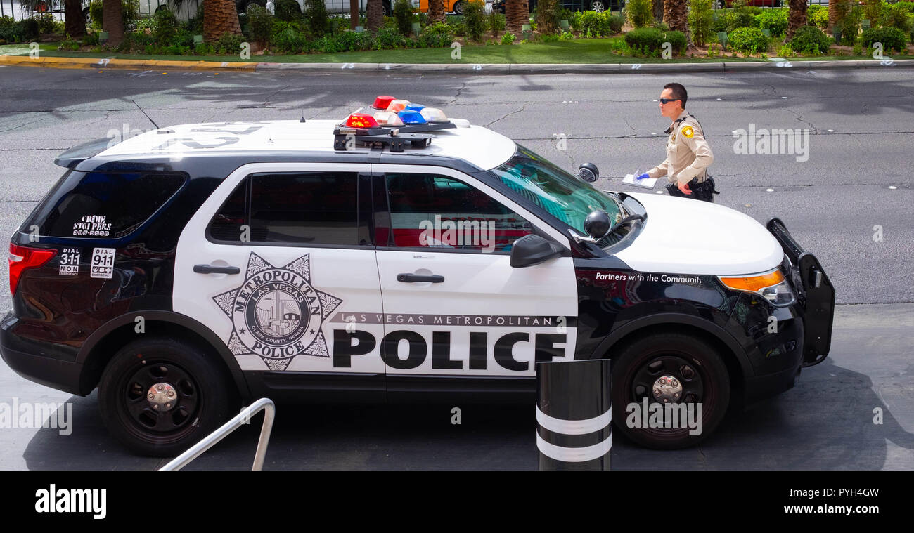 Ein Patrouillenoffizier des Metropolitan Police Department in Las Vegas, der auf einen Vorfall auf dem Las Vegas Boulevard reagiert Stockfoto