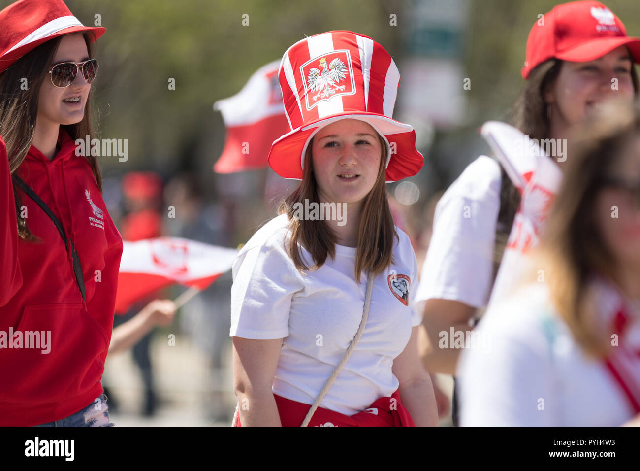 Chicago, Illinois, USA - Mai 5, 2018: der polnischen Verfassung Day Parade, polnische Volk feiert Winken polnischen Flaggen während der Parade Stockfoto