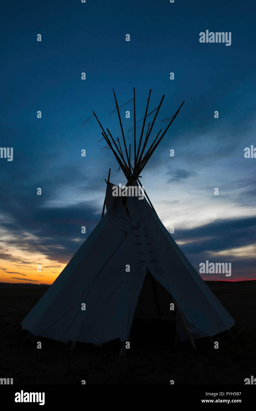 Tipi, ersten Völker Buffalo Jump SP, MT, USA, durch die Bruce Montagne/Dembinsky Foto Assoc Stockfoto