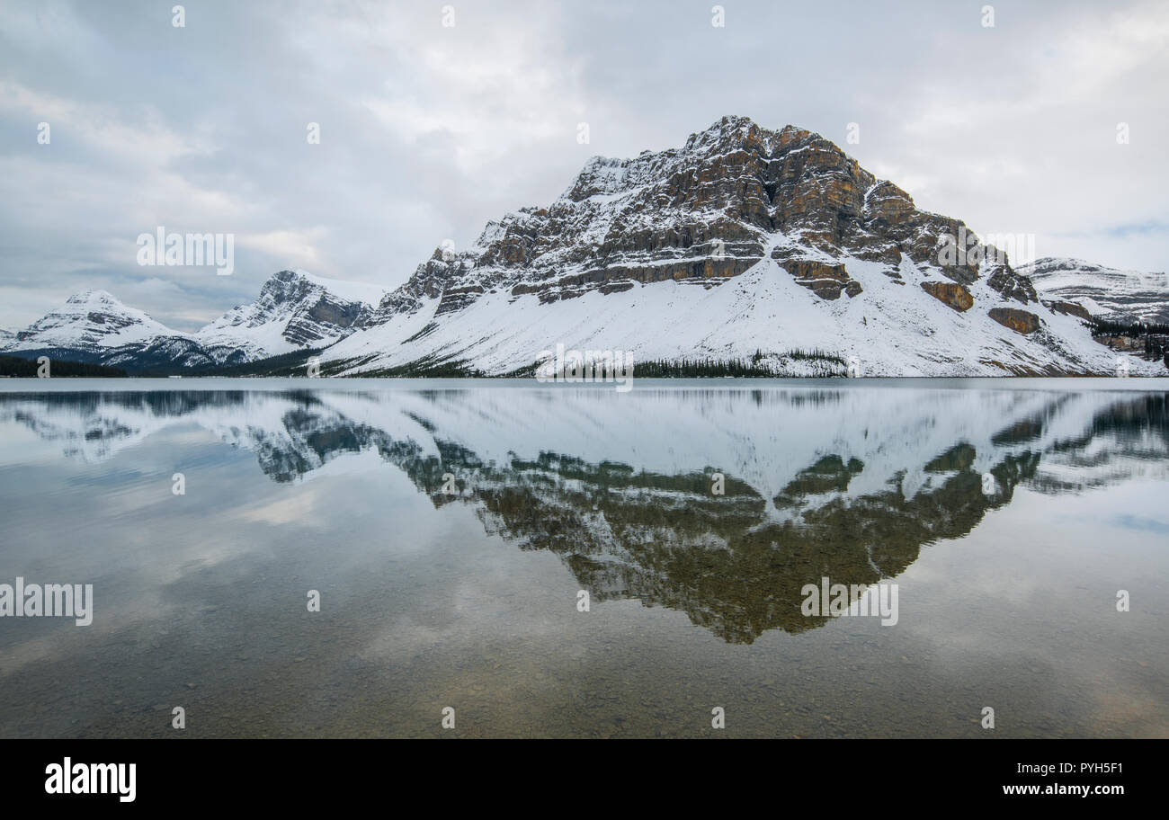 Bow Lake, Banff NP, Alberta, Kanada, von Bruce Montagne/Dembinsky Foto Assoc Stockfoto