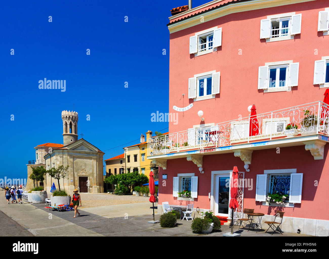 Bauten auf einer Promenade. Stockfoto