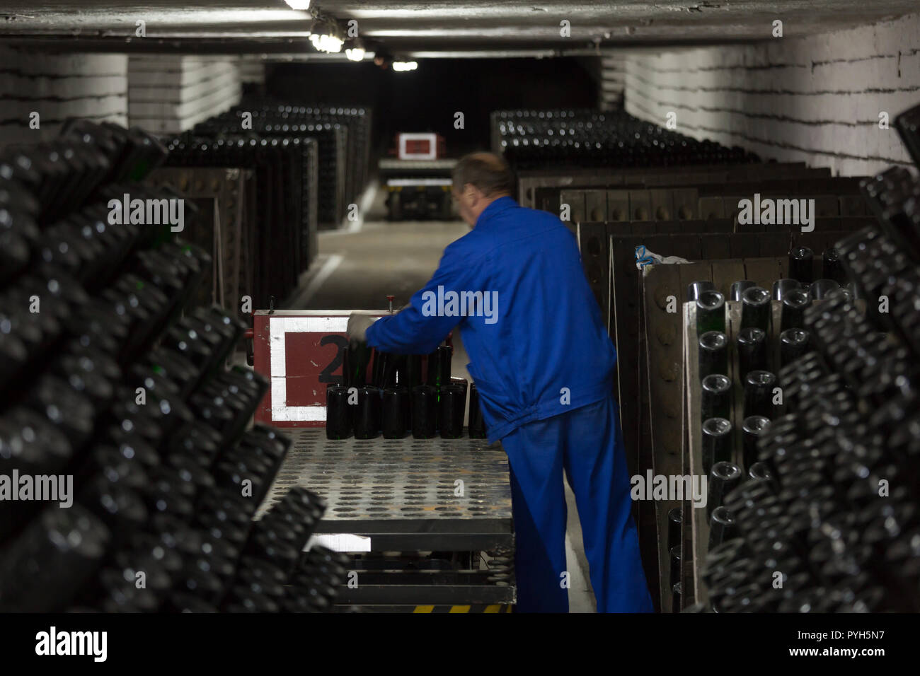 Republik Moldau, Weingut Issilkul SA, Arbeiter sortieren abgefüllten Flaschen Sekt für Storage Stockfoto