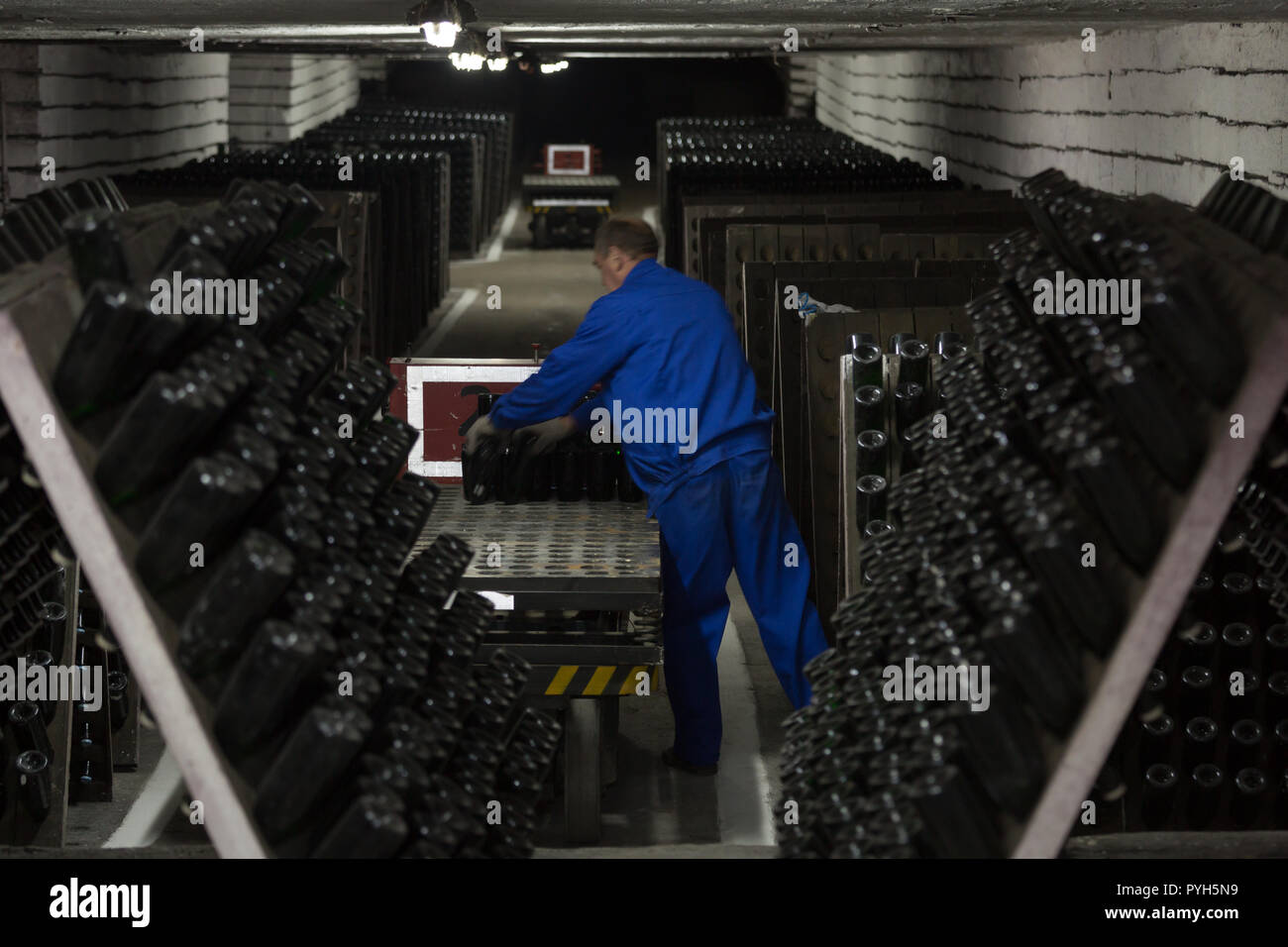 Republik Moldau, Weingut Issilkul SA, Arbeiter sortieren abgefüllten Flaschen Sekt für Storage Stockfoto