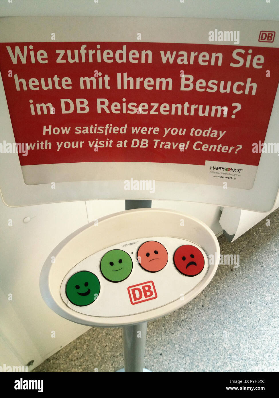 Berlin, Deutschland - Apparate für die Umfrage zur Kundenzufriedenheit, der Deutschen Bahn AG Stockfoto