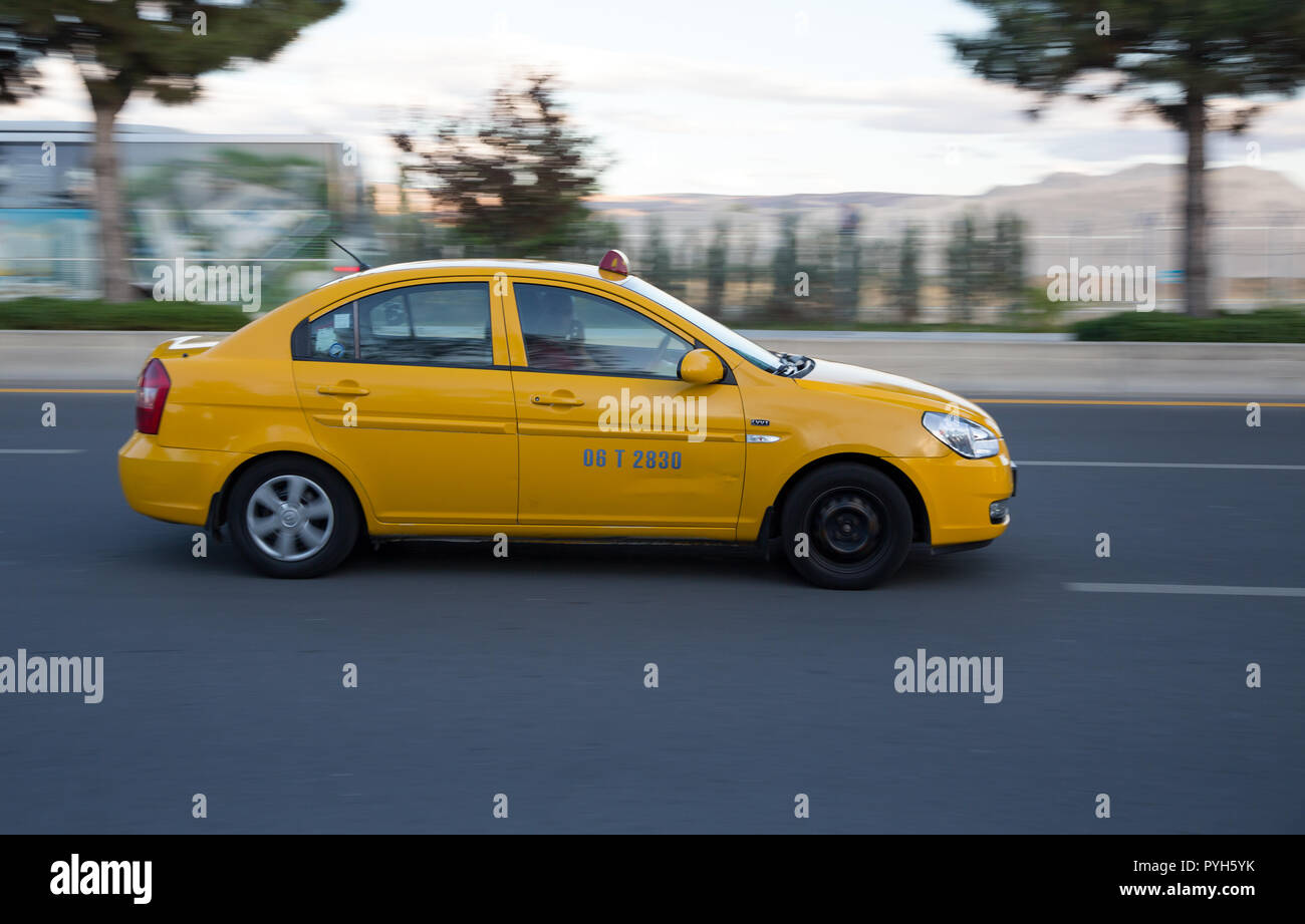 Ankara, Türkei - Taxi auf der Zufahrtsstraße zu Ankara-Esenboga Airport Stockfoto