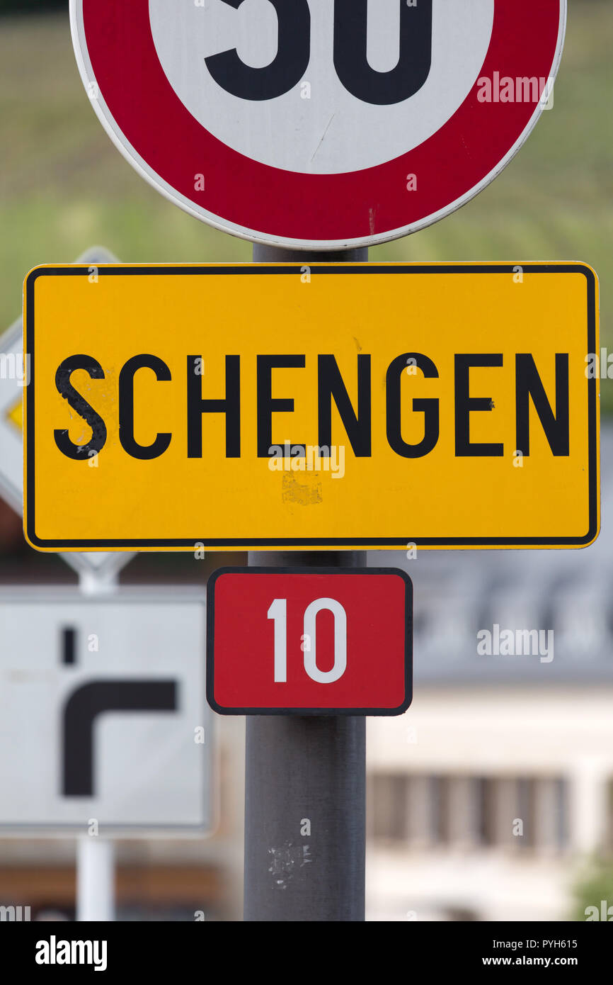 Schengen, Luxemburg - Ortsschild Schengen auf der Brücke über die Mosel, wo der deutsch-luxemburgischen Grenze verläuft Stockfoto