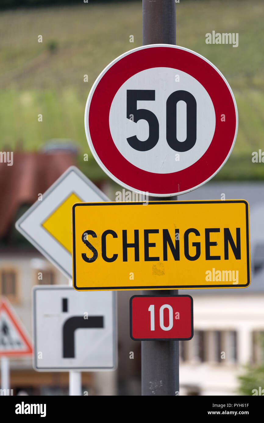 Schengen, Luxemburg - Ortsschild Schengen auf der Brücke über die Mosel, wo der deutsch-luxemburgischen Grenze verläuft Stockfoto