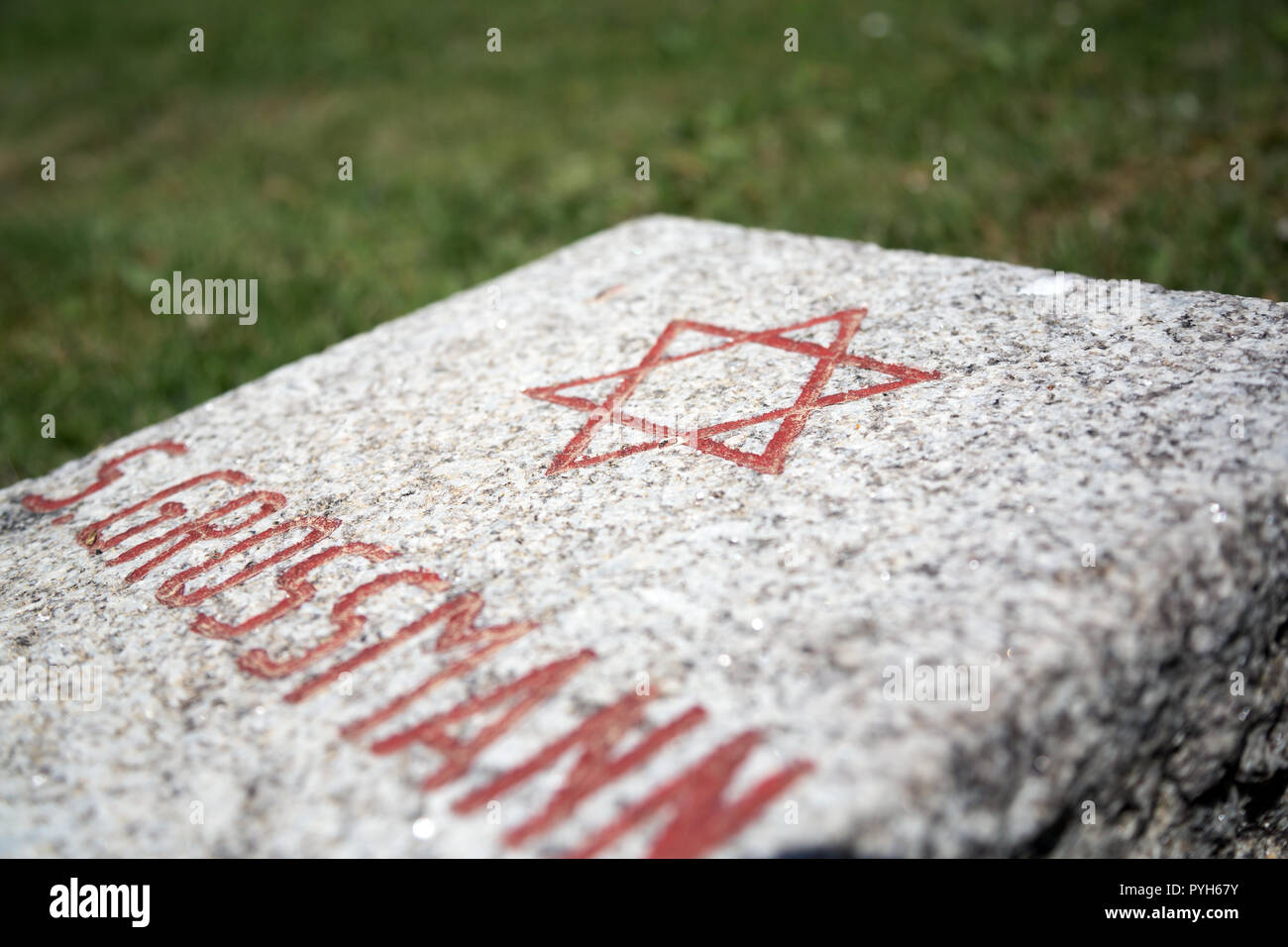 Bayern, Deutschland - Ehrenamtliche Friedhof für 121 Opfer der nationalsozialistischen Gewaltherrschaft starb kurz nach der Befreiung 1945. Grabstein eines Juden Stockfoto