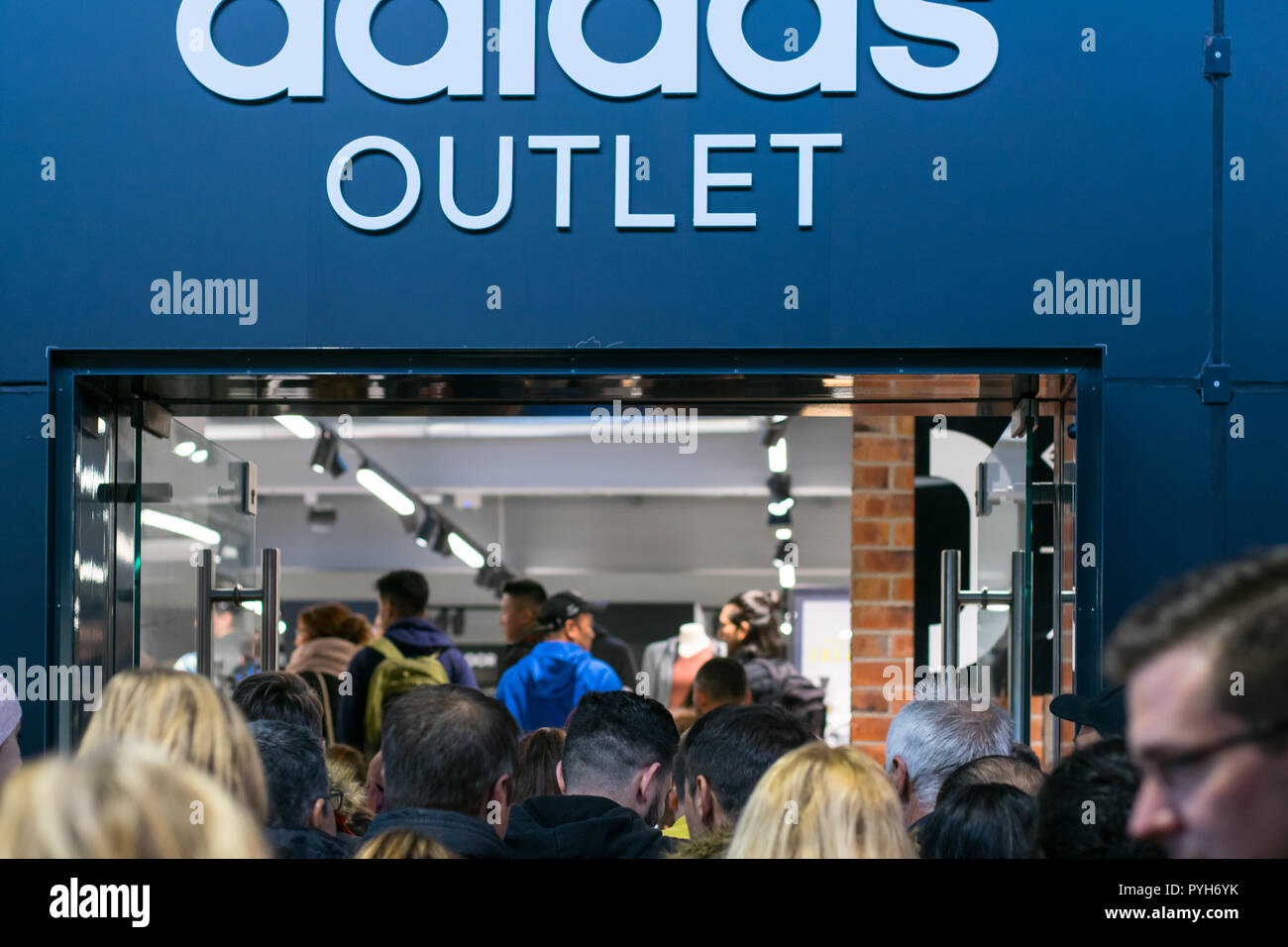 Shopping Fieber in der Outletcity Metzingen, Deutschland. Reebok und Adidas  Verkauf Stockfotografie - Alamy