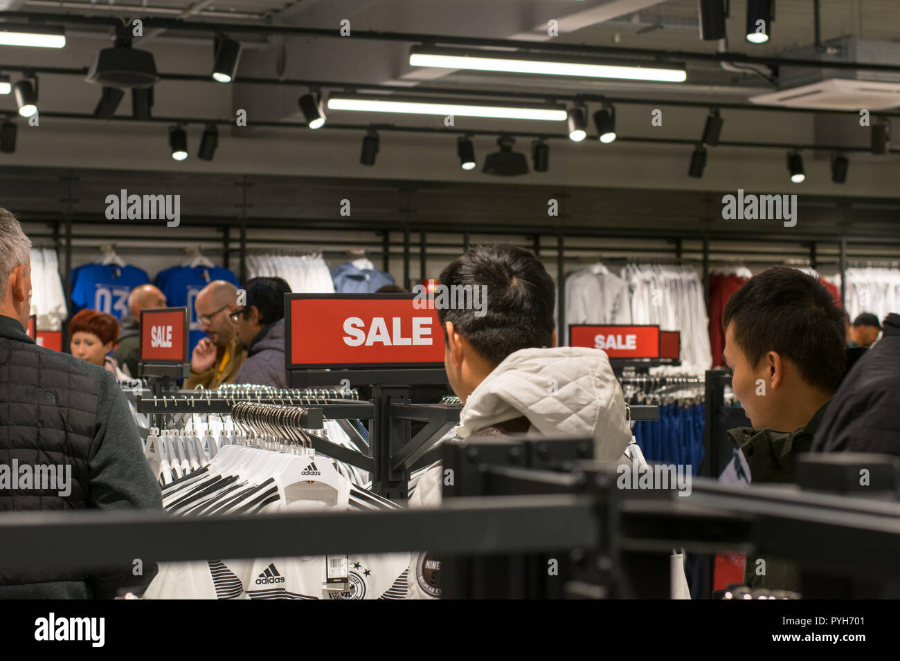 Fjernelse undskyld Afskrække Shopping Fieber in der Outletcity Metzingen, Deutschland. Reebok und Adidas  Verkauf Stockfotografie - Alamy