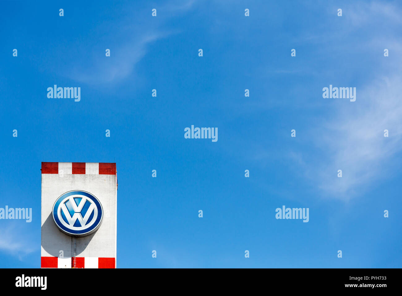 Polen, Volkswagen Poznan, VW-Logo auf das Farbschema für die Nutzfahrzeuge Caddy und T6 Stockfoto