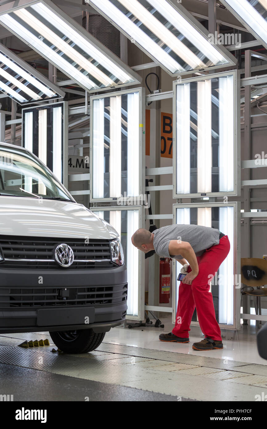 Polen, Endkontrolle im Licht Tunnel bei Volkswagen Poznan (VW Nutzfahrzeuge, Caddy und T6) Stockfoto