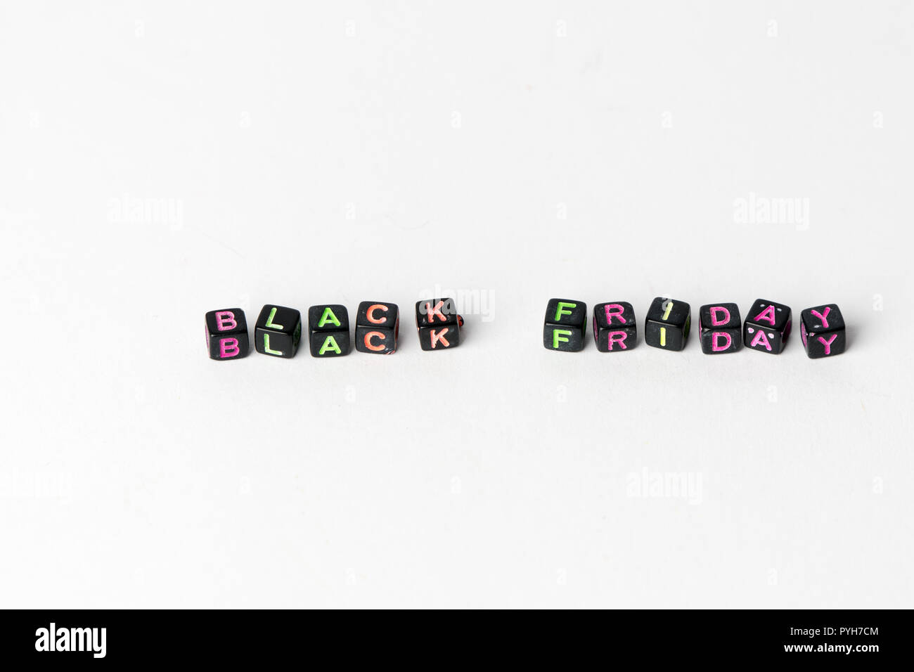 Text "Schwarzer Freitag" aus kleinen schwarzen Blöcke mit farbigen Buchstaben auf weißem Hintergrund. Stockfoto