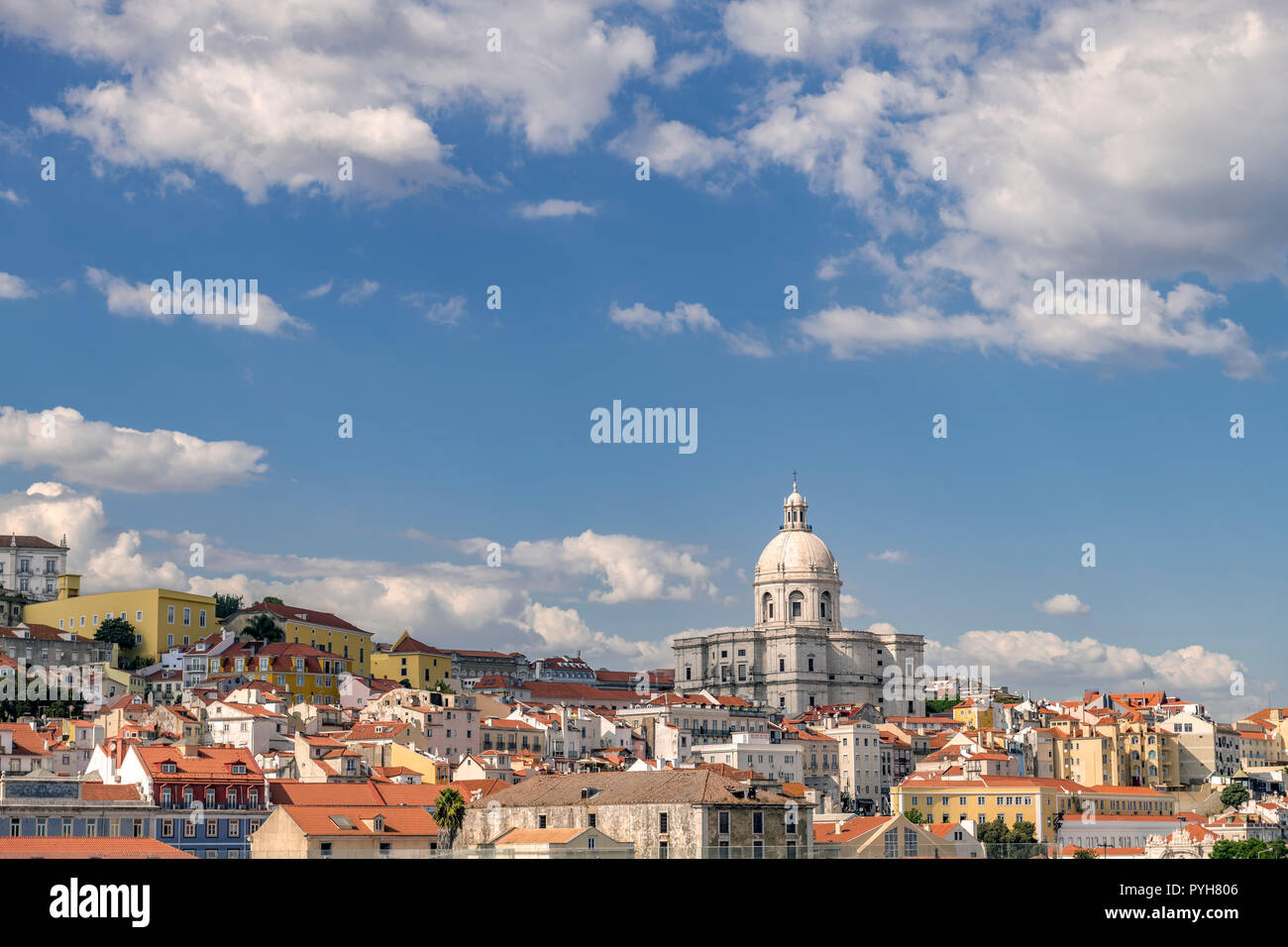 Lissabon Skyline mit den nationalen Pantheon / Panteão Nacional/Santa Engracia Kirche im Vordergrund. Stockfoto