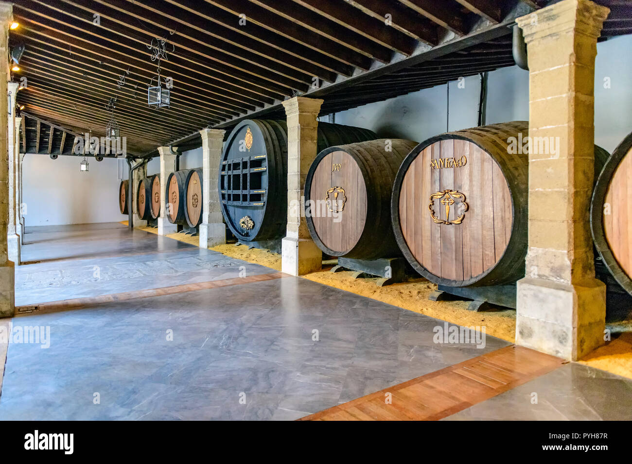 Giant wine barrel -Fotos und -Bildmaterial in hoher Auflösung – Alamy