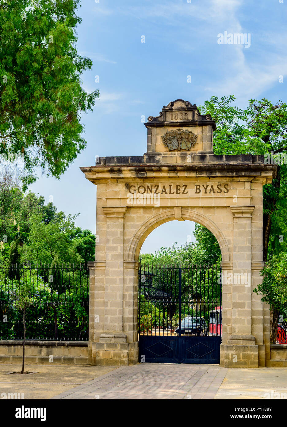 Eingang zum Gonzalez Byass Weingut / Keller, Jerez de la Frontera Spanien Stockfoto