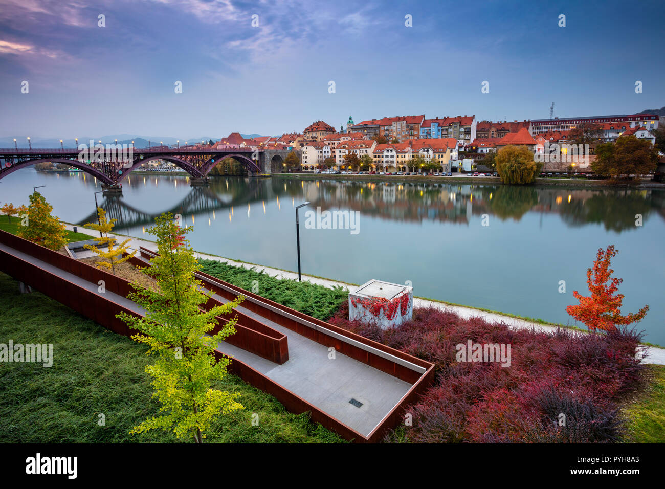 Maribor, Slowenien. Stadtbild Bild von Maribor, Slowenien im Herbst Dämmerung mit Reflexion der Stadt in der Drau. Hinweis für die Redaktion: Stockfoto