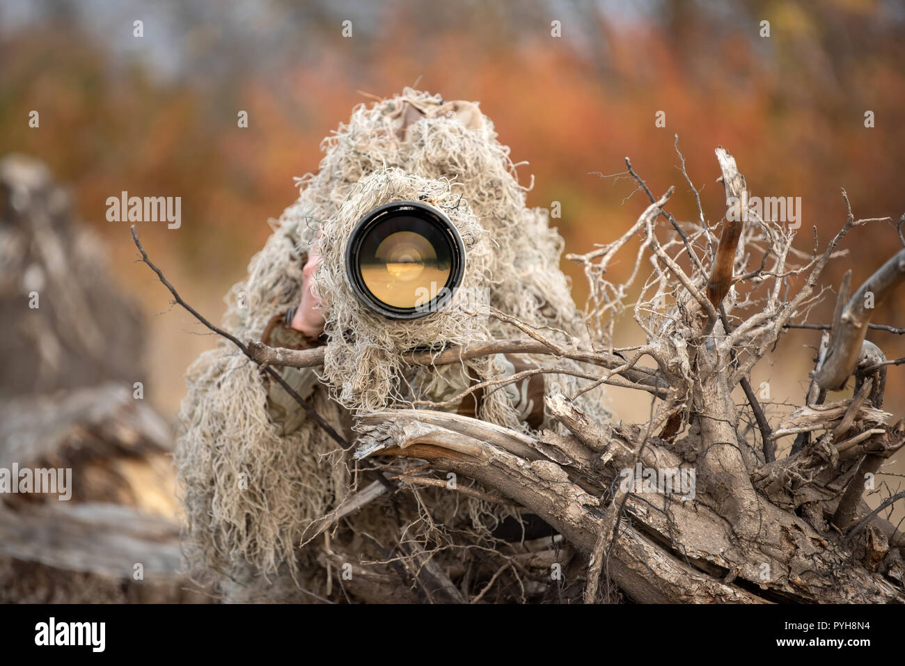 Camouflage Naturfotograf in Tarnanzügen durch Anzug im Wilden arbeiten Stockfoto