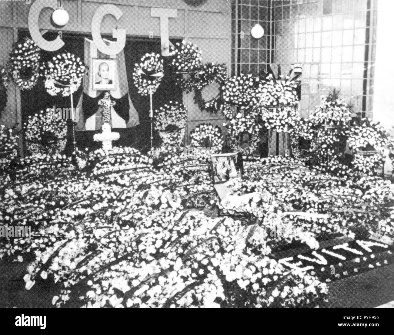 EVA PERÓN (1919-1952), Frau des argentinischen Präsidenten Juan Perron. Floral Tribute an die Büros der Confederatión General del Trabajo nach ihrem Tod. Stockfoto