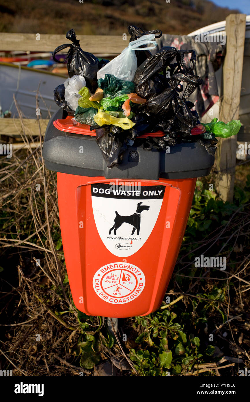 Hund Mülleimer überfüllt mit poo Bags Stockfoto