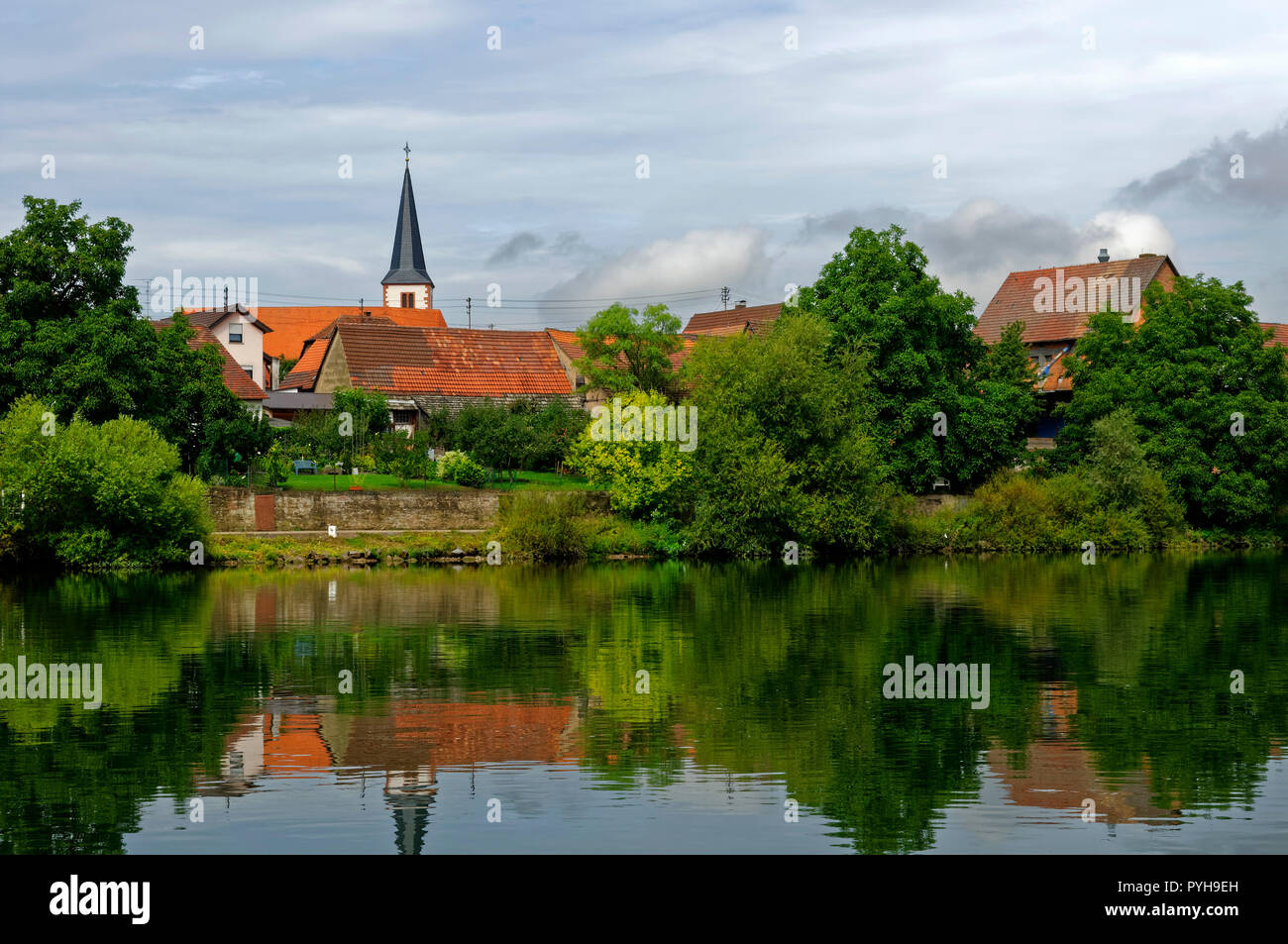 Trennfeld (Teil von Triefenstein): Blick auf Main und Kirche St. Georg, Landkreis Main-Spessart, Unterfranken, Bayern, Deutschland Stockfoto