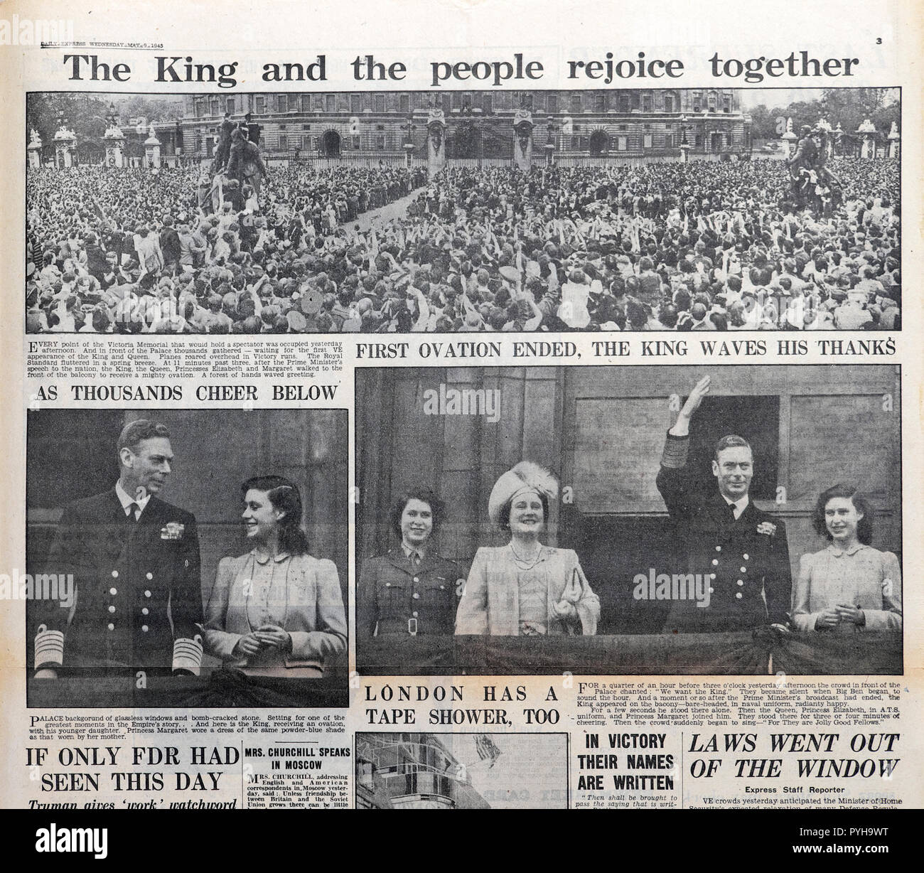 Zweiter Weltkrieg Königliche Familie aus dem Zweiten Weltkrieg mit König George VI & Königin & Töchter Elizabeth, Margaret begrüßen die Menge am Ende des Krieges nach VE Day am 9. Mai 1945 in Großbritannien Stockfoto