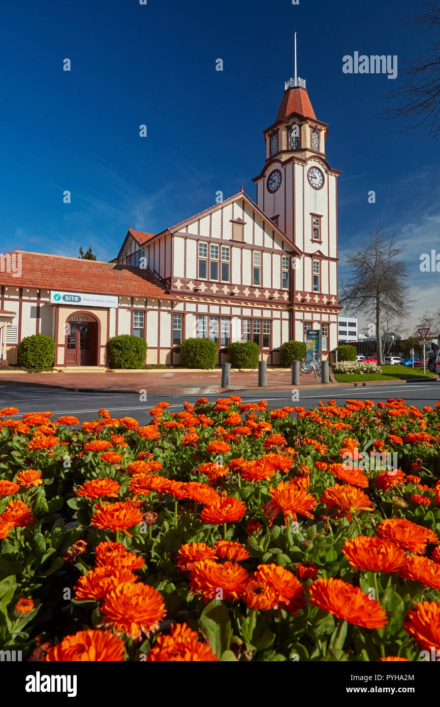 Isite Visitor Centre (alte Post) und Blumen, Rotorua, North Island, Neuseeland Stockfoto