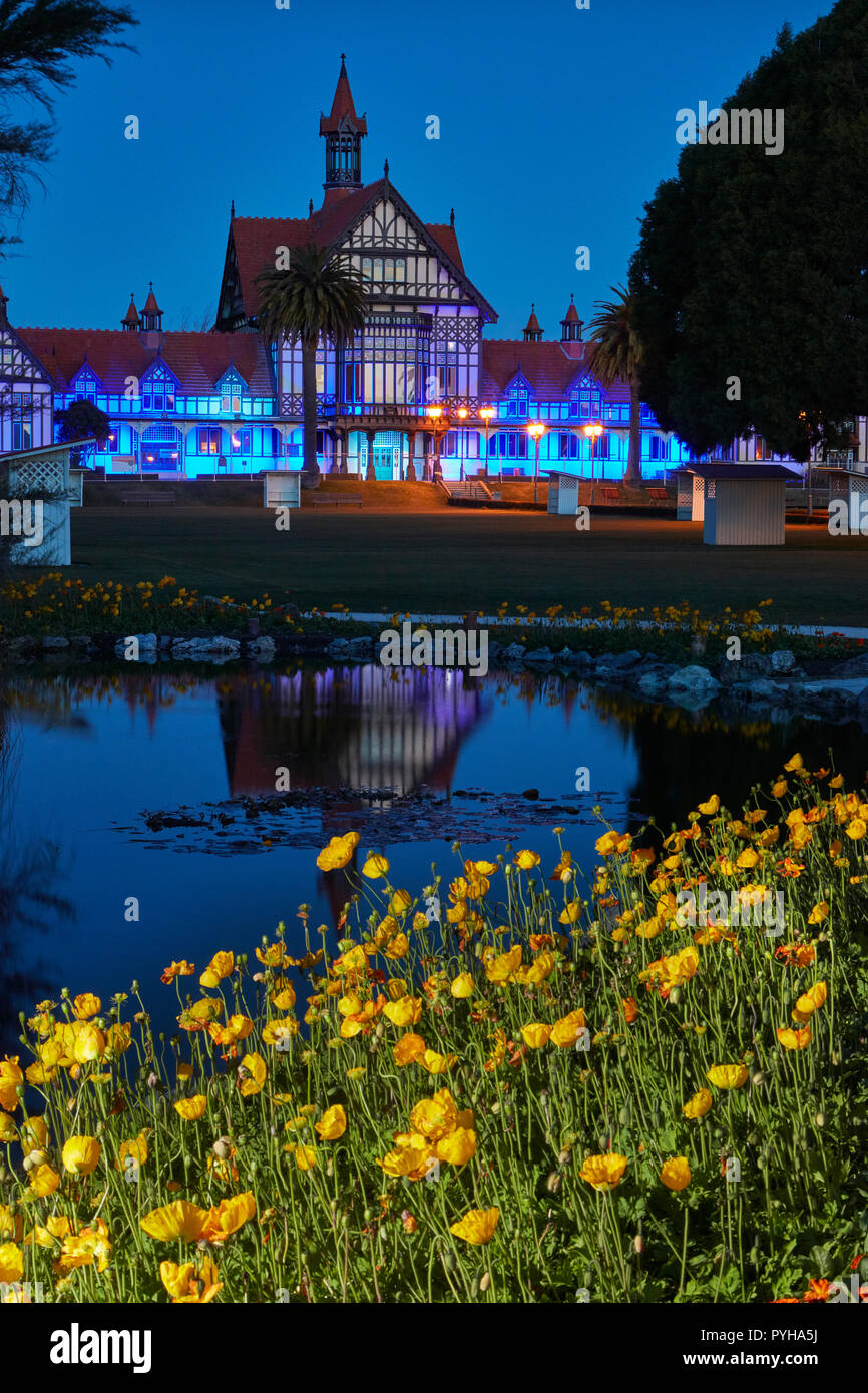 Badehaus in der Dämmerung, den Government Gardens, Rotorua, North Island, Neuseeland Stockfoto