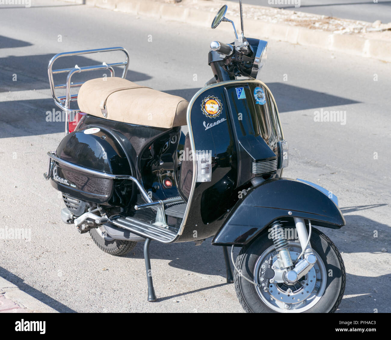 Vespa Roller in Schwarz Stockfoto