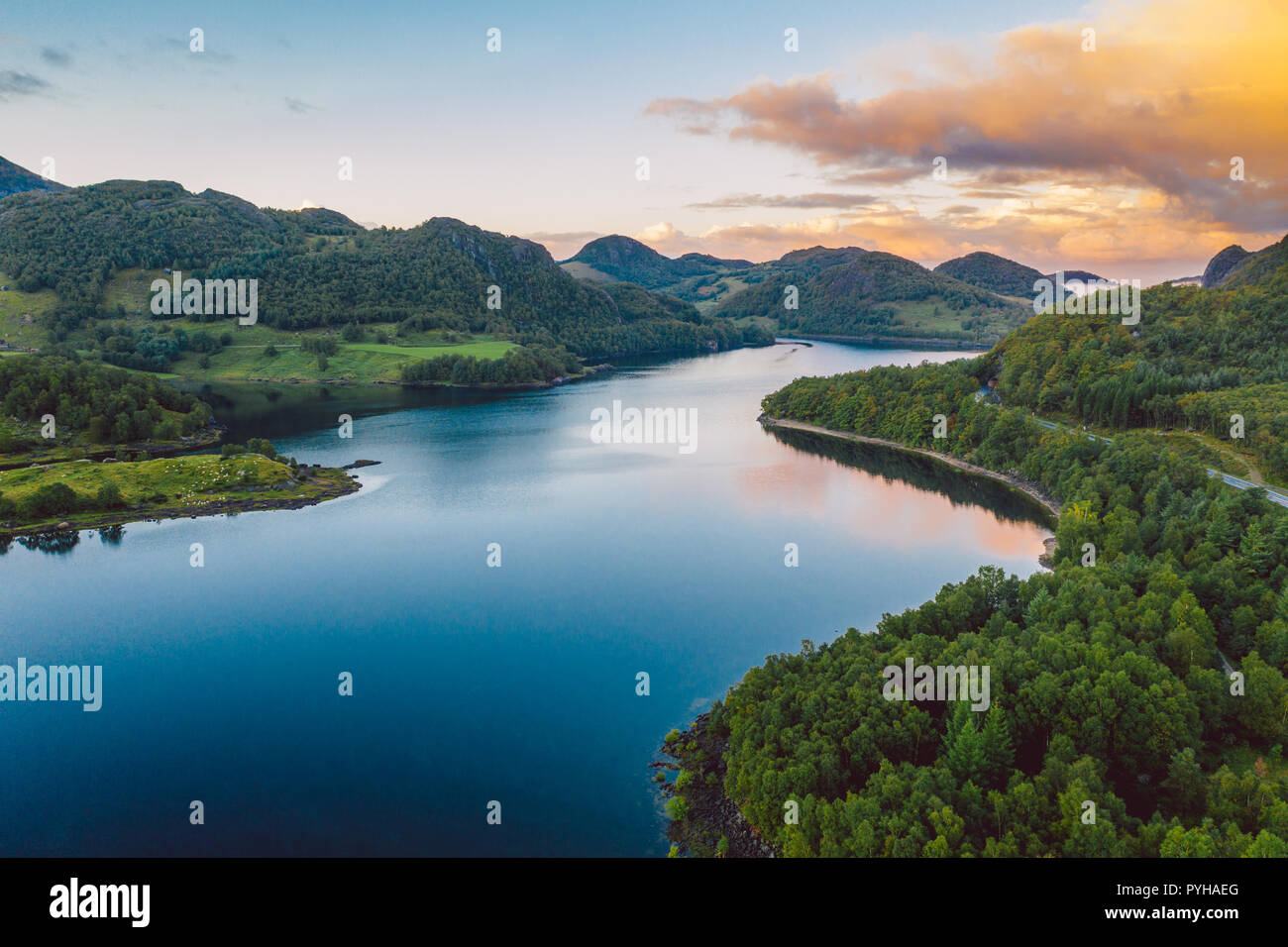 Ein See in Norwegen mit schönen Sonnenaufgang im Hintergrund Stockfoto