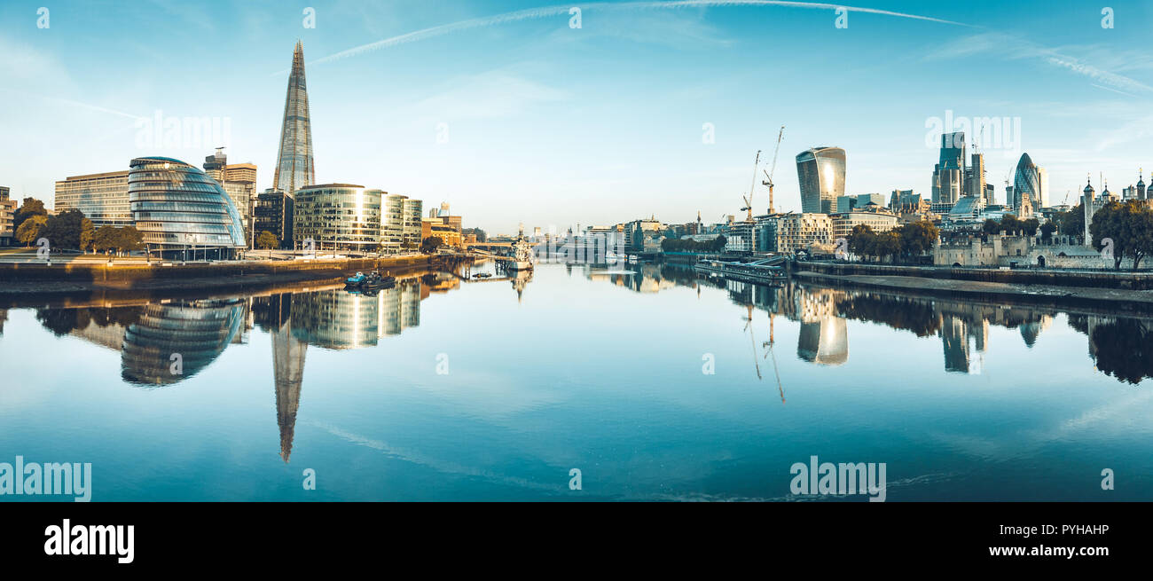 Die Ufer der Themse von der Tower Bridge gesehen Stockfoto