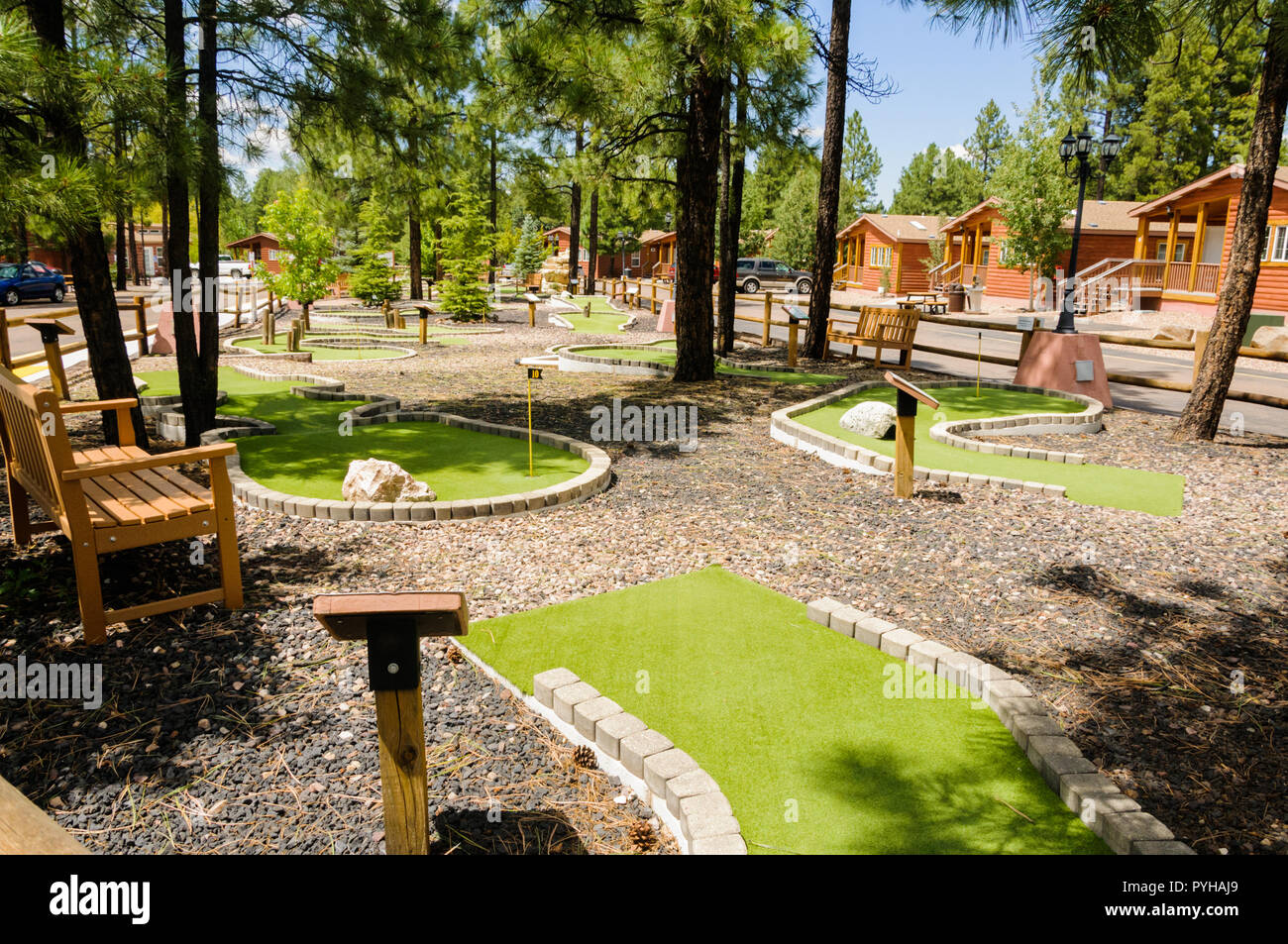 Minigolf in einer freien Einstellung in den Bäumen. an einem sonnigen Tag. Stockfoto