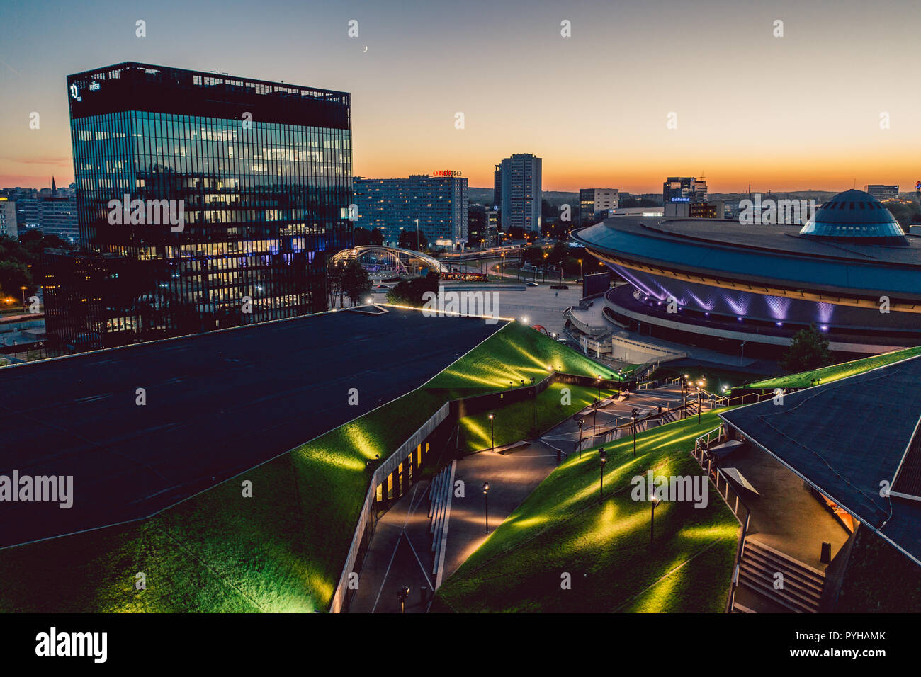 KATOWICE, Polen - 12. SEPTEMBER 2018: Das moderne Stadtzentrum von Katowice mit grünem Dach des Internationalen Congress Center und der berühmten Spodek Sport Stockfoto