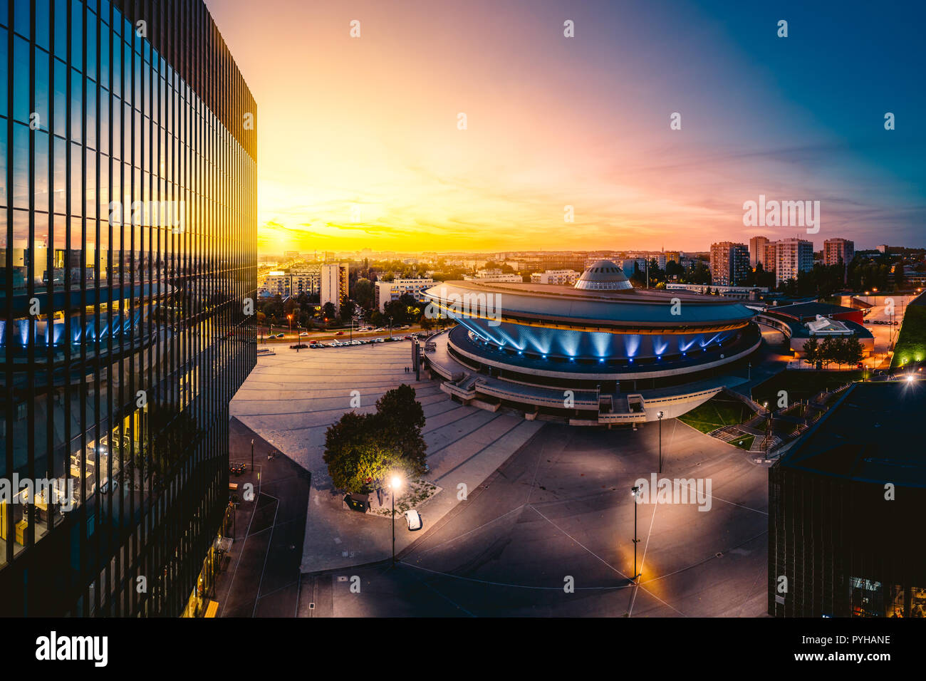 KATOWICE, Polen - 18. SEPTEMBER 2018: Epic Sonnenuntergang über moderne Stadt Zentrum von Kattowitz mit der berühmten Spodek Sporthalle Stockfoto