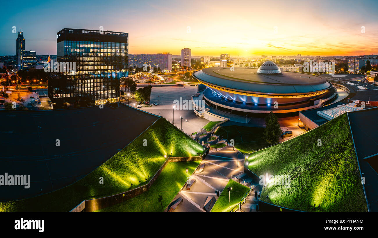 KATOWICE, Polen - 18. SEPTEMBER 2018: Das moderne Stadtzentrum von Katowice mit grünem Dach des Internationalen Congress Center und der berühmten Spodek Sport Stockfoto