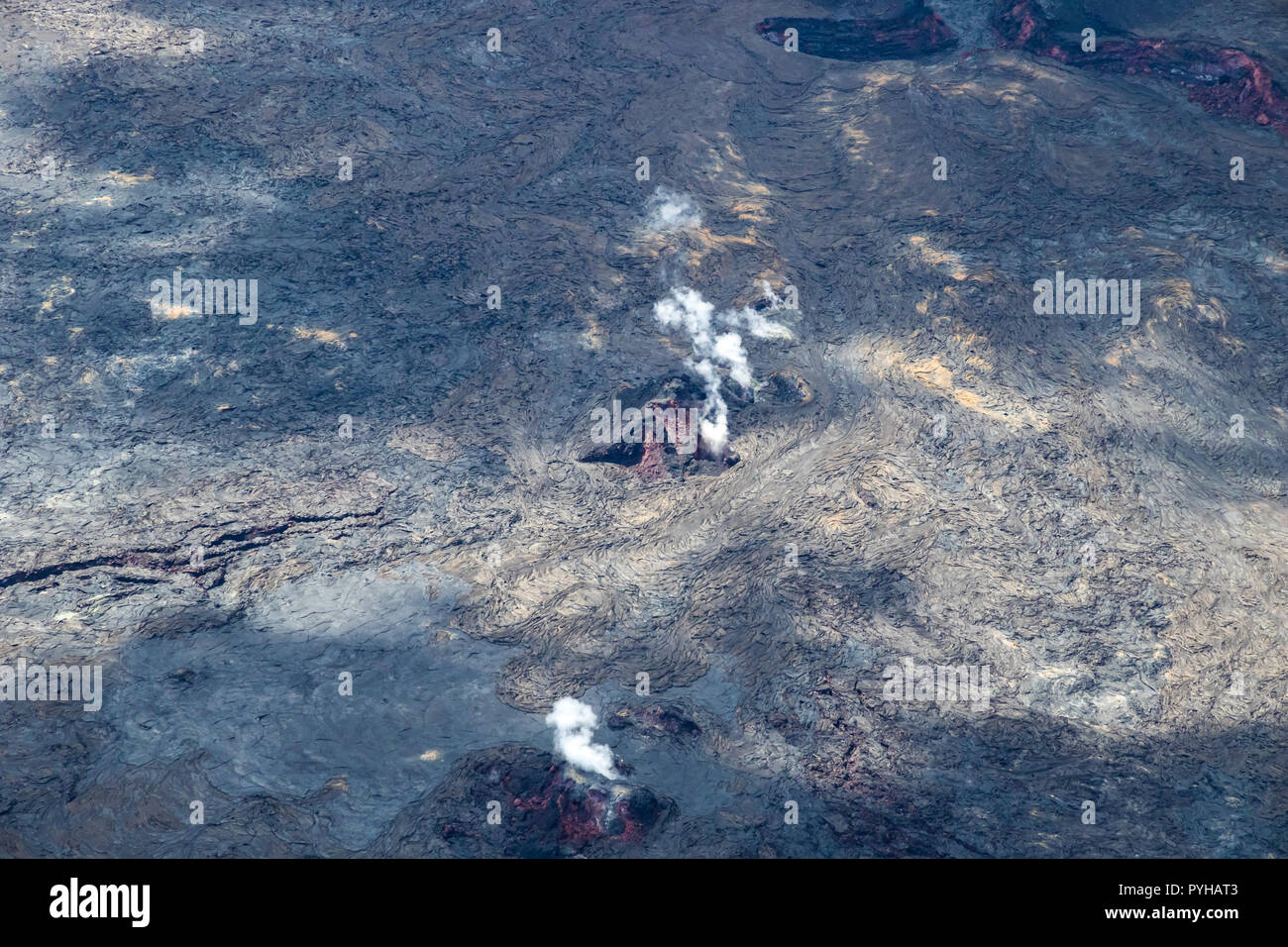 Aktive Risse in Leilani Estates, Big Hawaii Insel. Durch die jüngsten Lavastrom umgeben, rot Magma ist sichtbar; weiße vulkanisches Gas steigt aus den Luftdüsen Stockfoto