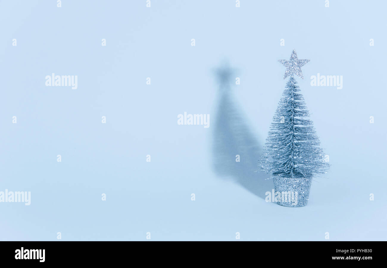 Weihnachtsbaum über hellblau hinterlegt. Weihnachten und Urlaub Konzept. Stockfoto