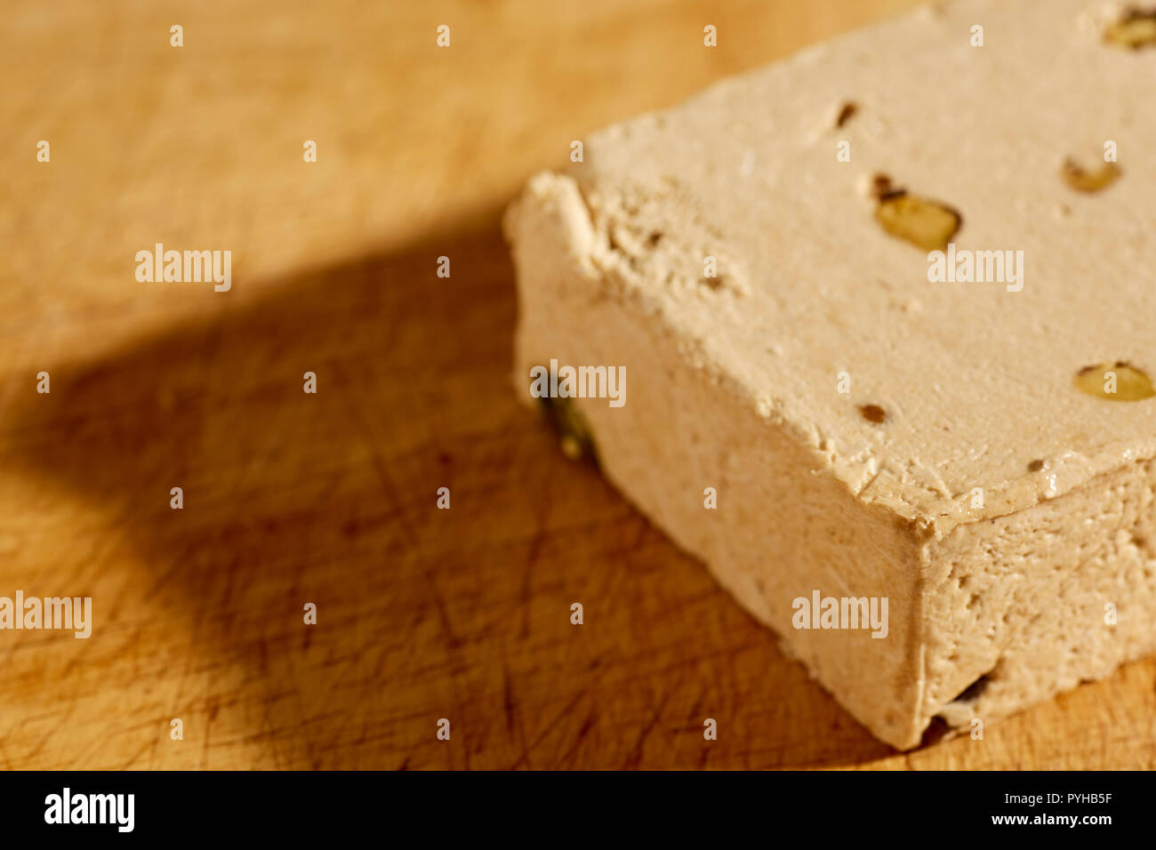 Ein Block von American style Halavah mit Pistazien. Stockfoto