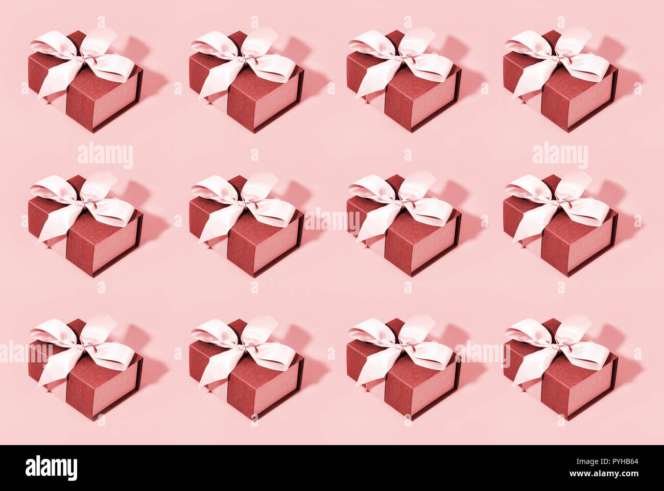 Muster aus roten Geschenkboxen auf pastellfarbenen Hintergrund. Stockfoto